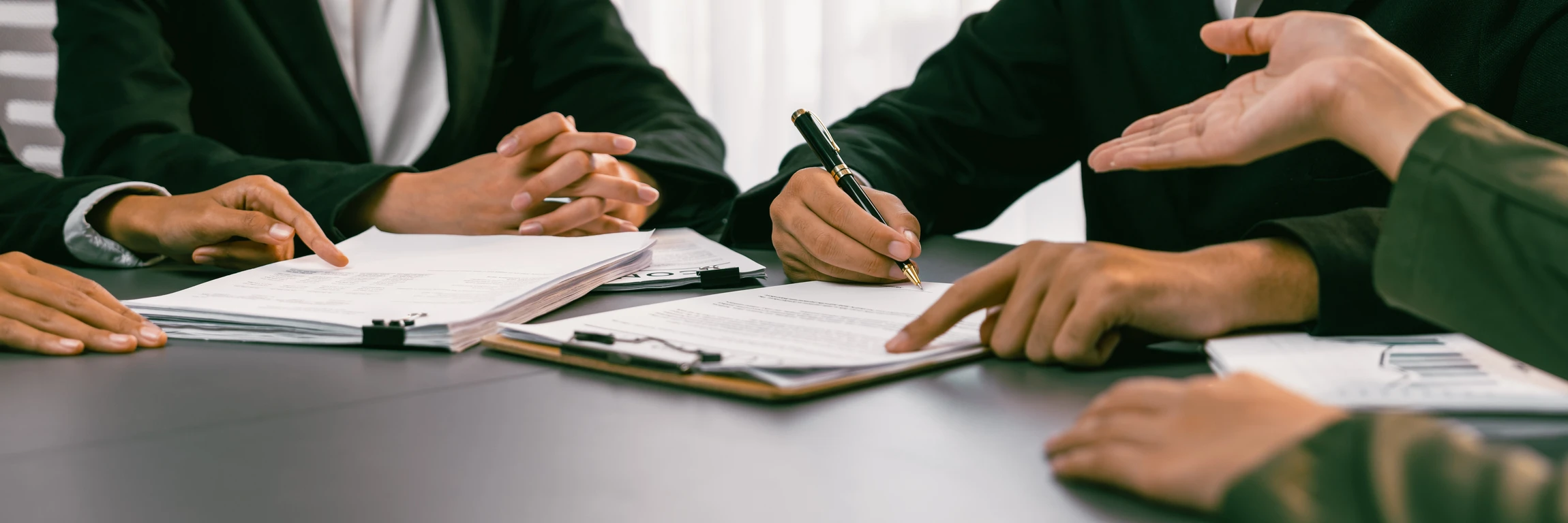 Vue panoramique de l'exécutif de la société signer un contrat d'affaires avec un partenaire commercial et un conseiller juridique dans la table de réunion de l'entreprise