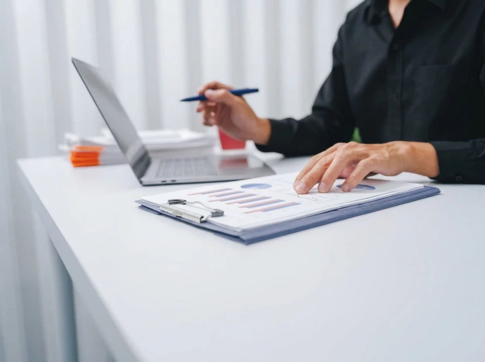 concept d'intelligence d'affaires BI, graphiques financiers pour analyser les performances de l'entreprise en matière de profit et de finance, saisie de mains sur ordinateur en arrière-plan
