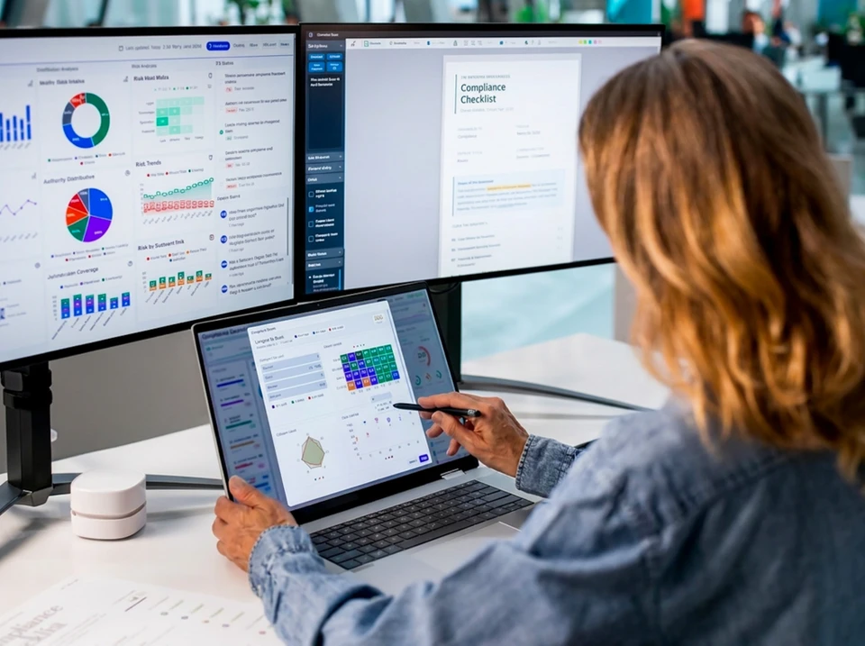 Business man travaille sur un ordinateur portable affichant un tableau de bord Business Analytics avec des graphiques, des mesures et des indicateurs de performance clés pour analyser les performances et créer des rapports d'analyse pour la gestion des opérations