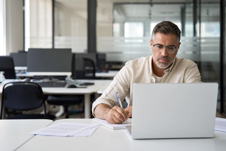 Réunion d'affaires dans un bureau moderne avec deux professionnels examinant des documents contractuels